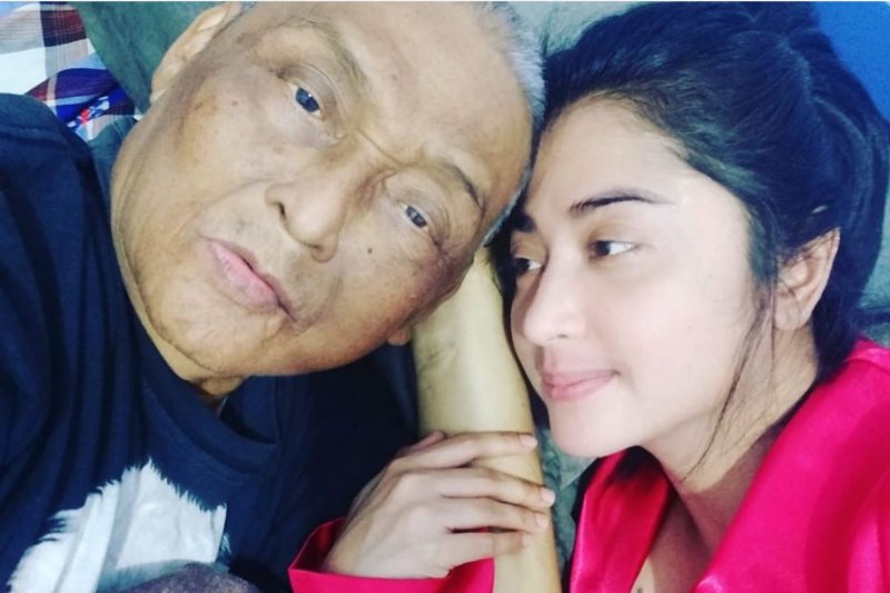 Dewi Perssik berduka, ayahnya meninggal dunia