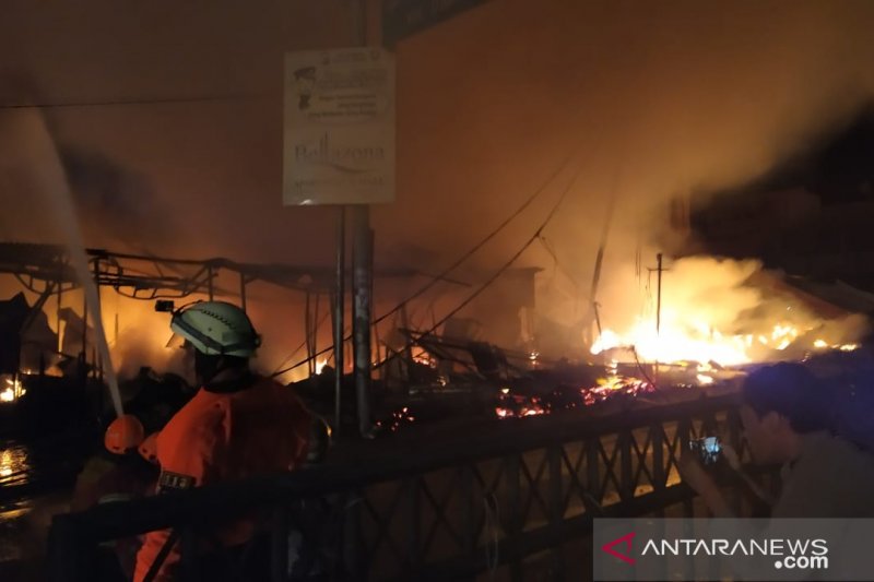 Kebakaran landa Pasar Ujungberung Bandung