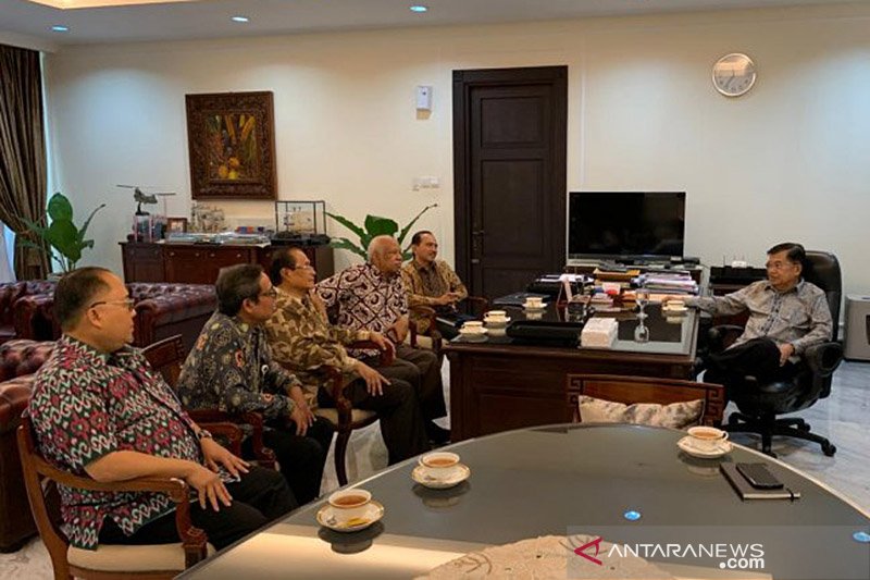 COVID-19 Task Force chief performs Eid prayers at BNPB Building
