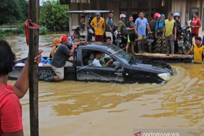 SUNGAI POHARA MELUAP DI JALAN TRANS SULAWESI