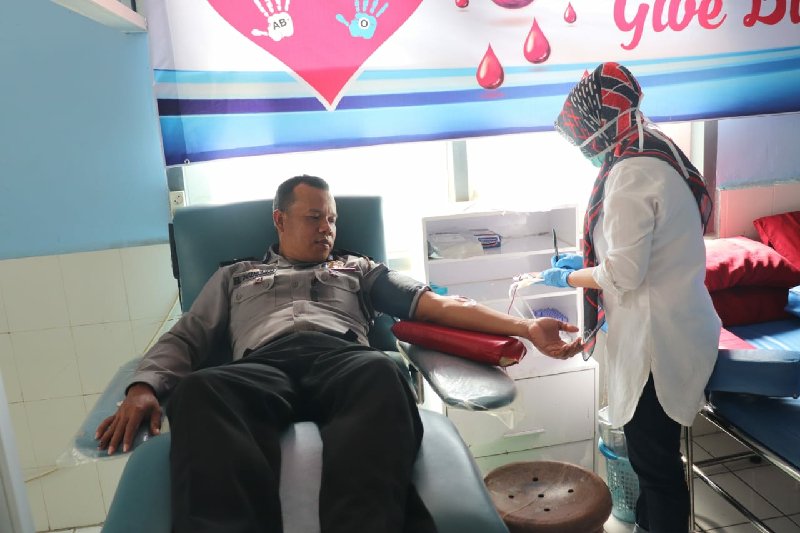 Polisi donorkan darah untuk penderita thalasemia di Garut