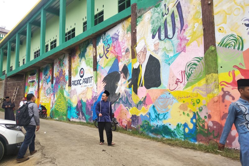 Mural islami dibuat di Pesantren Sirnarasa Ciamis