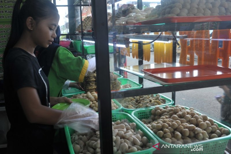 Peningkatan permintaan makanan khas pempek di musim libur lebaran