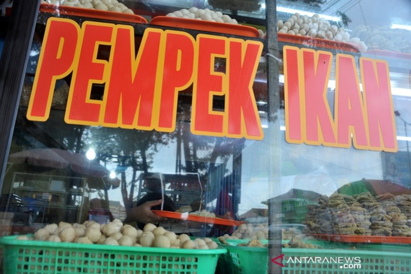 Peningkatan permintaan makanan khas pempek di musim libur lebaran