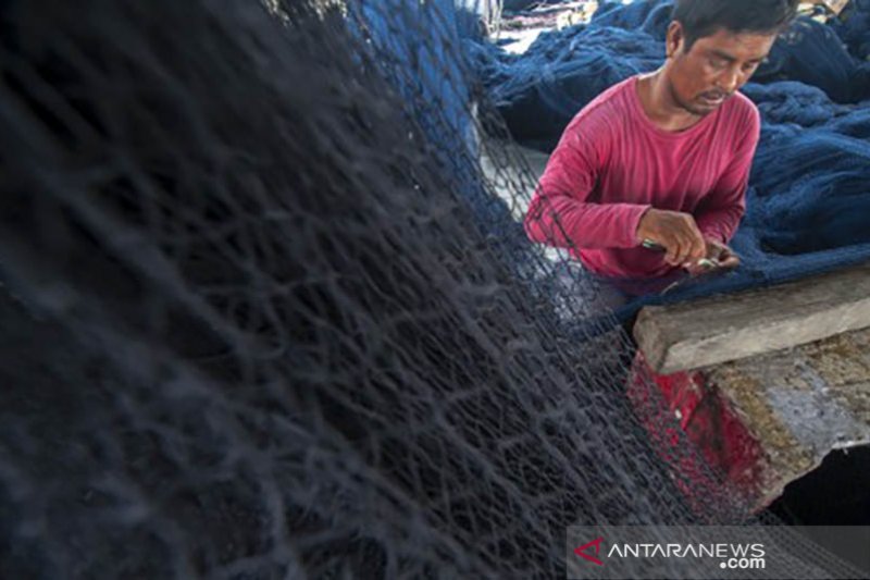 Nelayan perbaiki jaring ikan