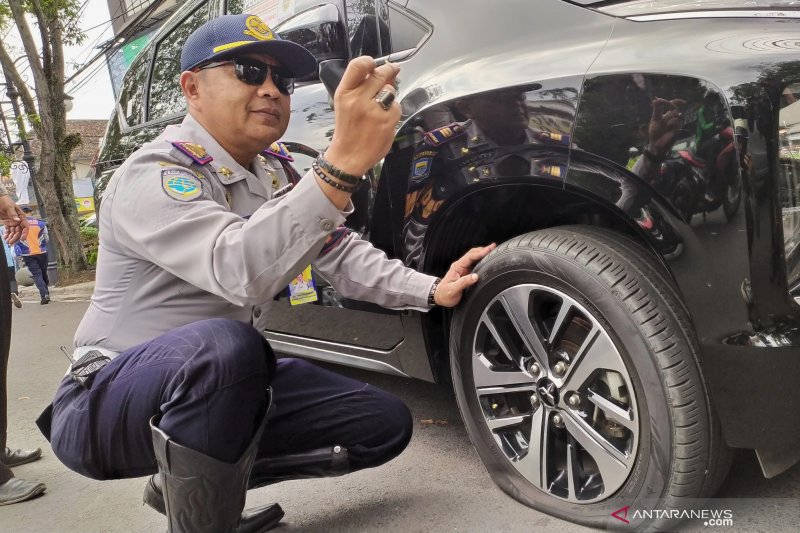 Petugas tilang 46 kendaraan yang parkir liar di Kota Bandung