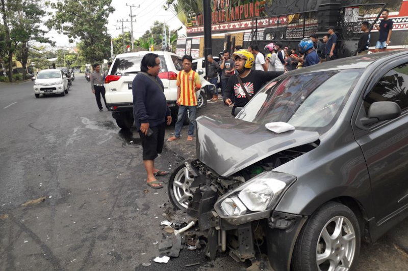 Dua mobil tabrakan di depan Kantor DPRD Bandarlampung