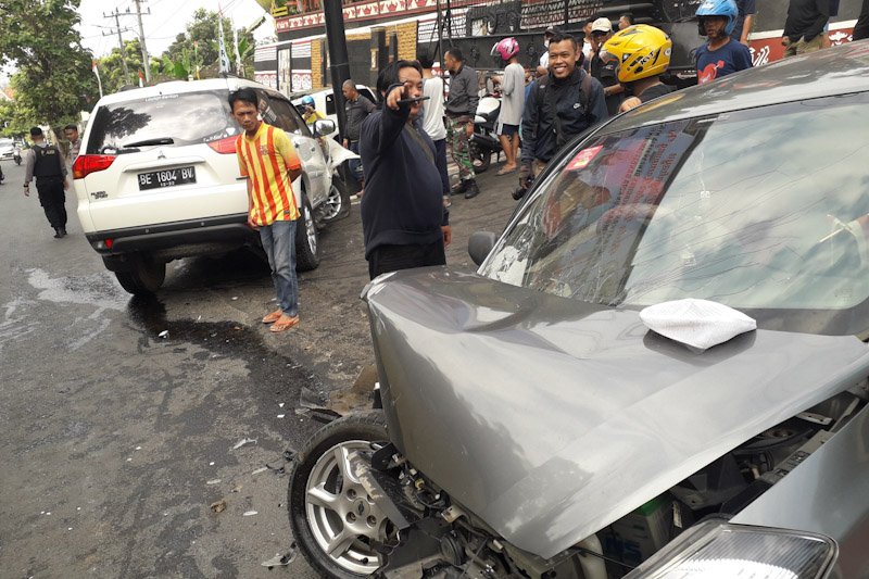 Dua mobil tabrakan di depan Kantor DPRD Bandarlampung