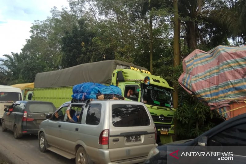 Macet panjang akibat Jembatan Way Mesuji ambles