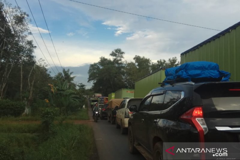 Macet panjang akibat Jembatan Way Mesuji ambles