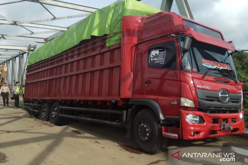 Macet panjang akibat Jembatan Way Mesuji ambles