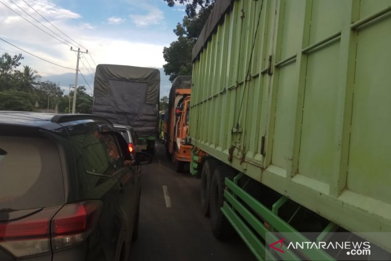 Macet panjang akibat Jembatan Way Mesuji ambles