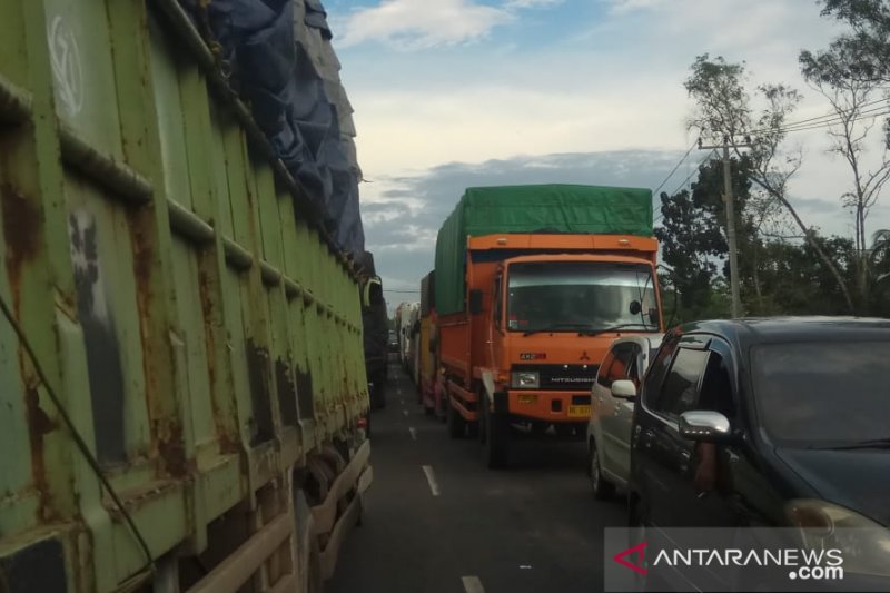 Macet panjang akibat Jembatan Way Mesuji ambles