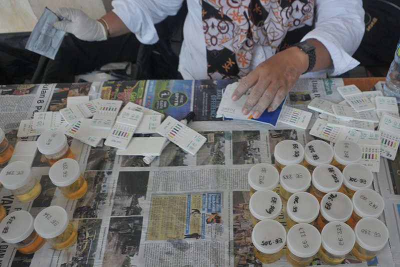 Tes urine siswa baru di SMK Negeri 8 Palembang