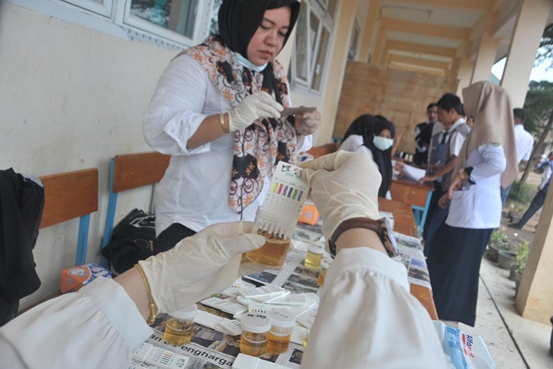Tes urine siswa baru di SMK Negeri 8 Palembang