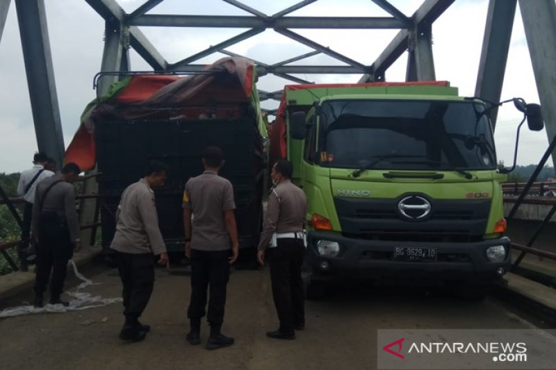 Truk besar melebihi kapasitas melintasi, Jembatan Way Mesuji ambles