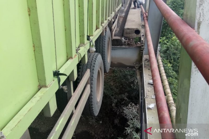 Truk besar melebihi kapasitas melintasi, Jembatan Way Mesuji ambles