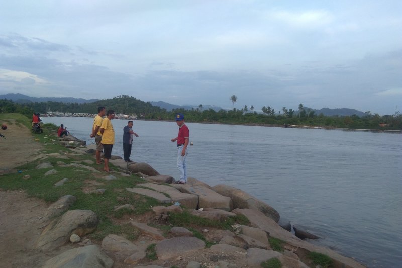 Batu pengaman amblas, Nelayan: hentikan penambangan pasir di Muara Surantih