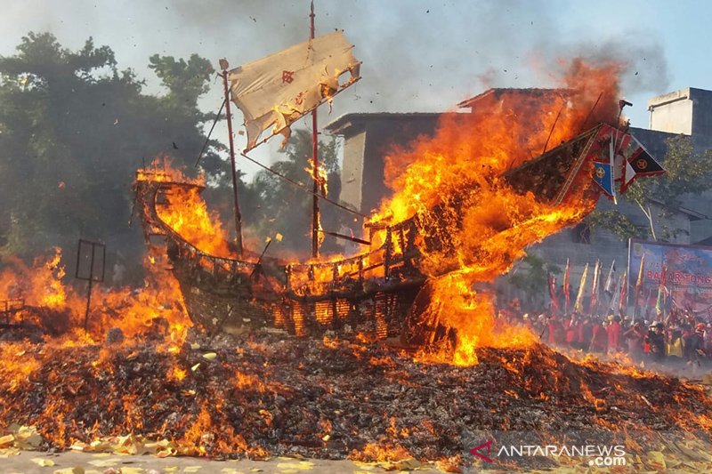 Semarak Bakar Tongkang di Bagansiapiapi