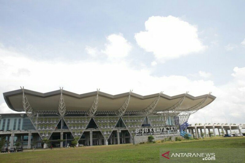 Belasan operator bus siap layani transportasi dari dan ke Bandara Kertajati