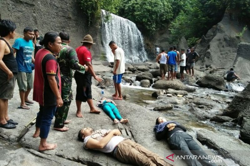 Tiga warga Medan tewas tertimpa longsoran batu air terjun