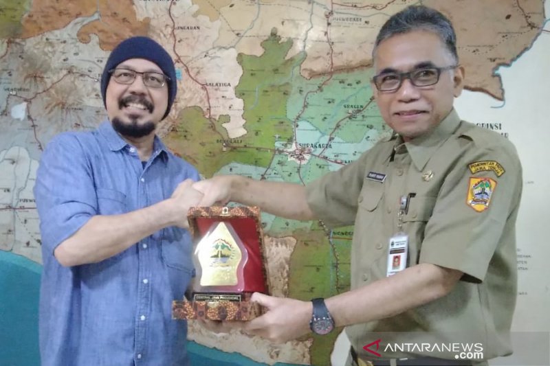 Andy F Noya serahkan bantuan Rp5,2 miliar untuk penanganan COVID-19