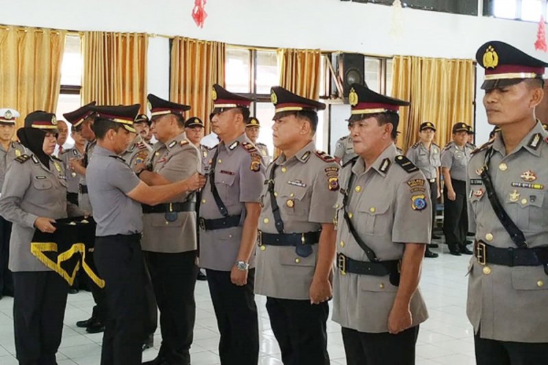 Kapolres Minahasa Sertijab Lima Kapolsek Antara News Sulawesi Utara