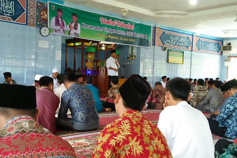 Warga Pinang Makmur sambut hangat bupati