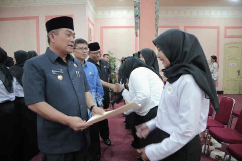 Wali Kota Cirebon serahkan SK pengangkatan CPNS bagi bidan dan dokter
