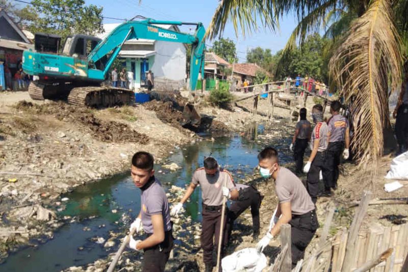 1.600 TNI-Polisi dan masyarakat bersihkan Sungai Kaligawe di Indramayu