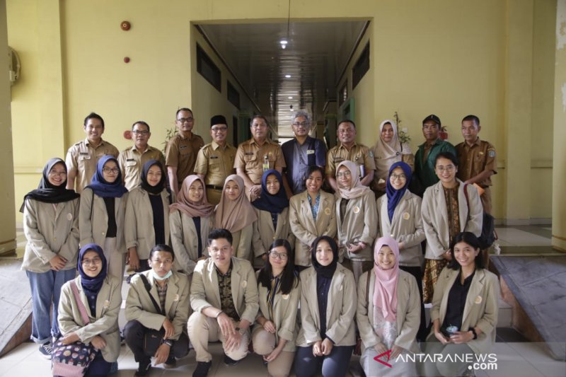 Mahasiswa KKN-PPM UGM mempelajari pertanian lahan gambut