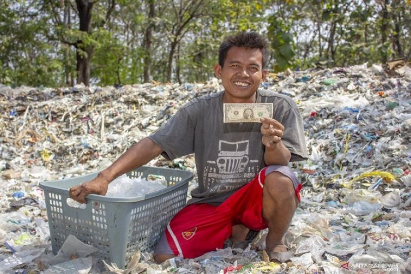 Tumpukan sampah import di Kerawang