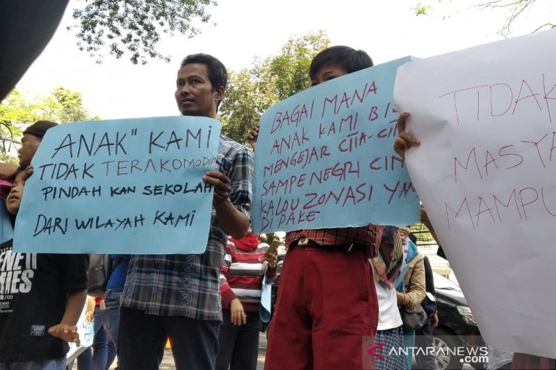 Puluhan ortu murid unjuk rasa terkait zonasi PPDB di Balai Kota Bandung