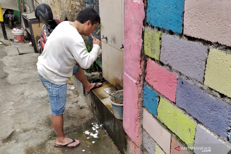 Warga Kiaracondong Bandung berburu air bersih ke fasilitas pom bensin karena krisis