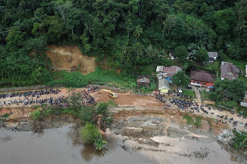 JALAN TRANS SULAWESI PUTUS