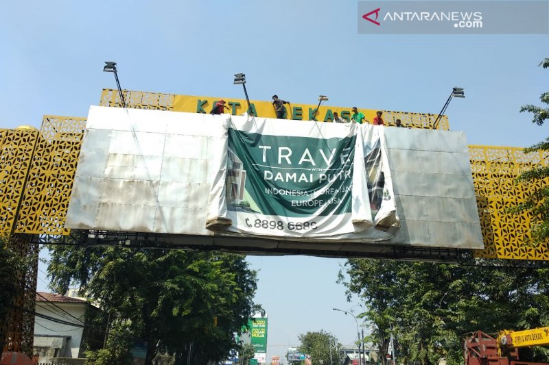 Enam reklame ilegal di Kota Bekasi diturunkan