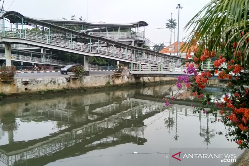 Sumber limbah medis terapung di Sungai Ciliwung masih ditelusuri