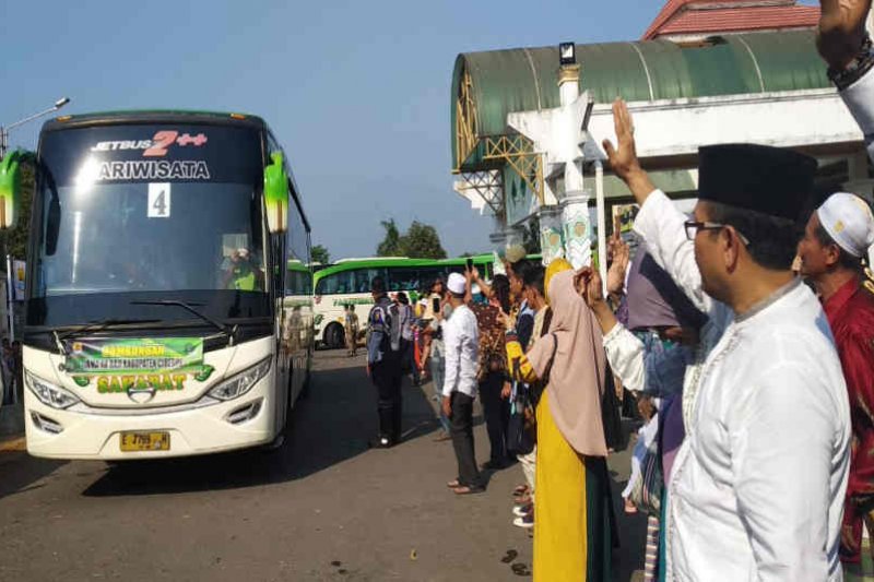 410 jamaah calon haji Kabupaten Cirebon dilepas Bupati