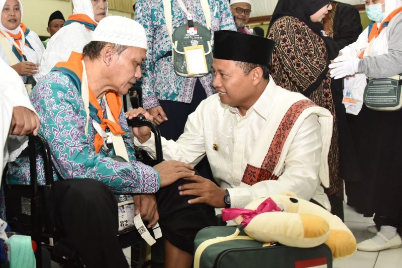 Wagub Jabar lepas jamaah calon haji kloter satu