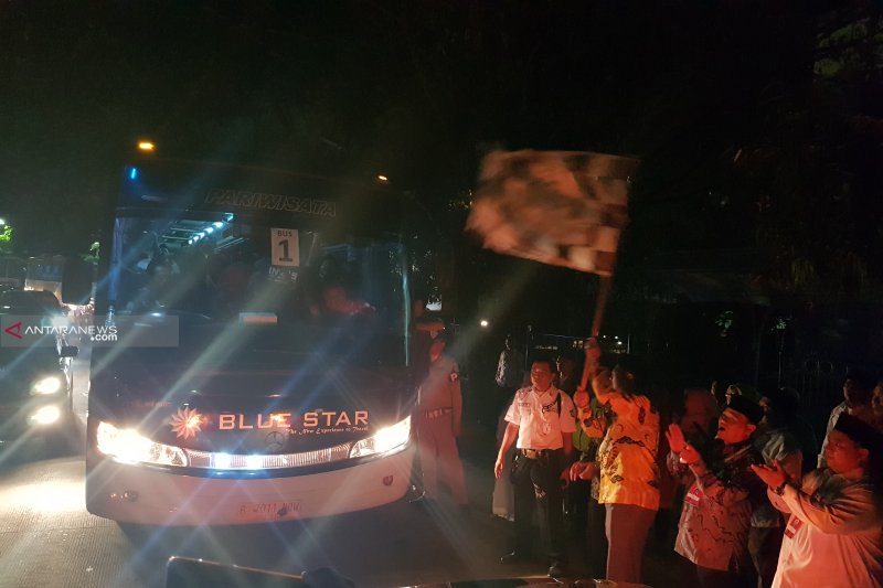 410 jemaah calon haji Kabupaten Bekasi diberangkatkan