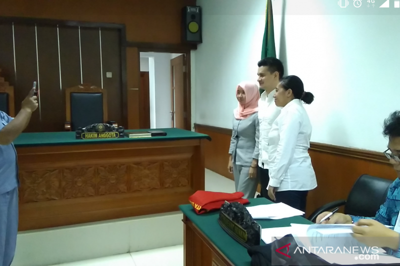 Di ruang sidang, Steve Emmanuel layani selfie