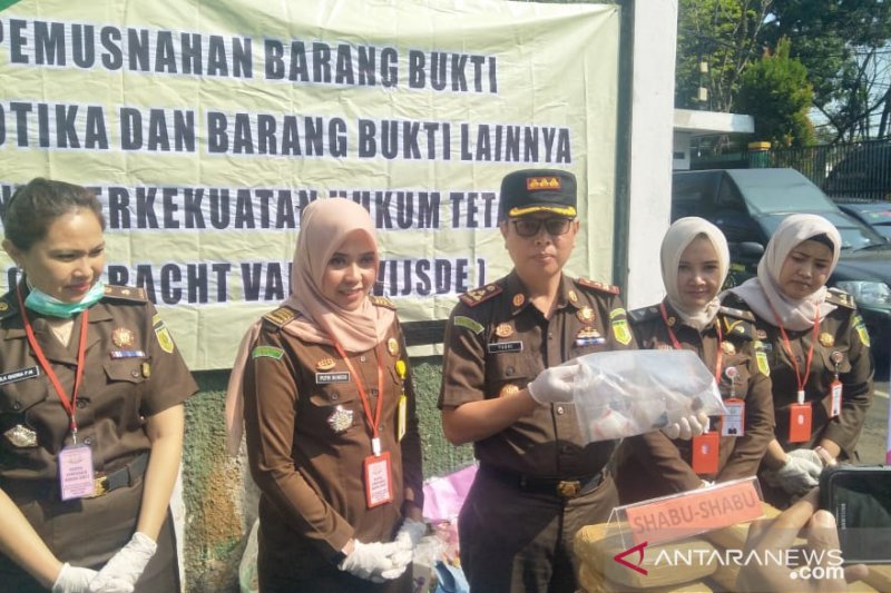 Kejari Cianjur musnahkan barang bukti dari 67 kasus selama semester I