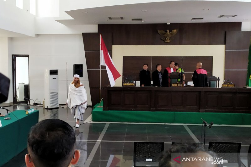 Bahar Smith cium Bendera Merah Putih usai divonis hakim