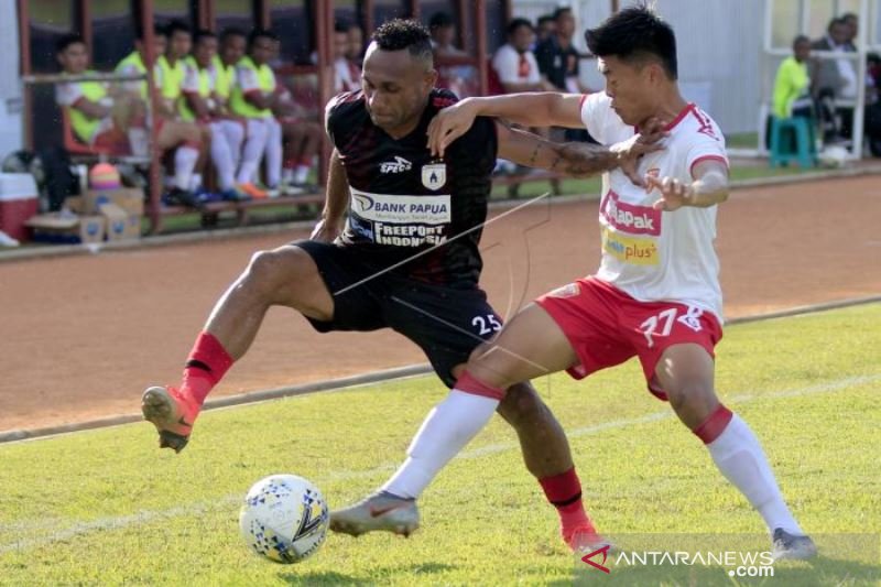 PERSIPURA MELAWAN PERSERU BADAK LAMPUNG