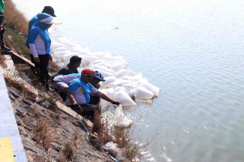 Indramayu tebar 802.200 bibit ikan di perairan umum