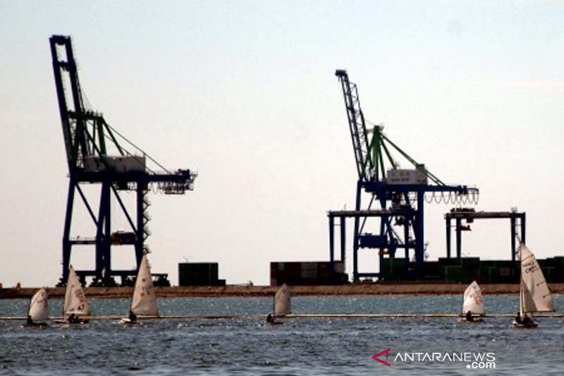 Penambahan alat RTG di Makassar New Port