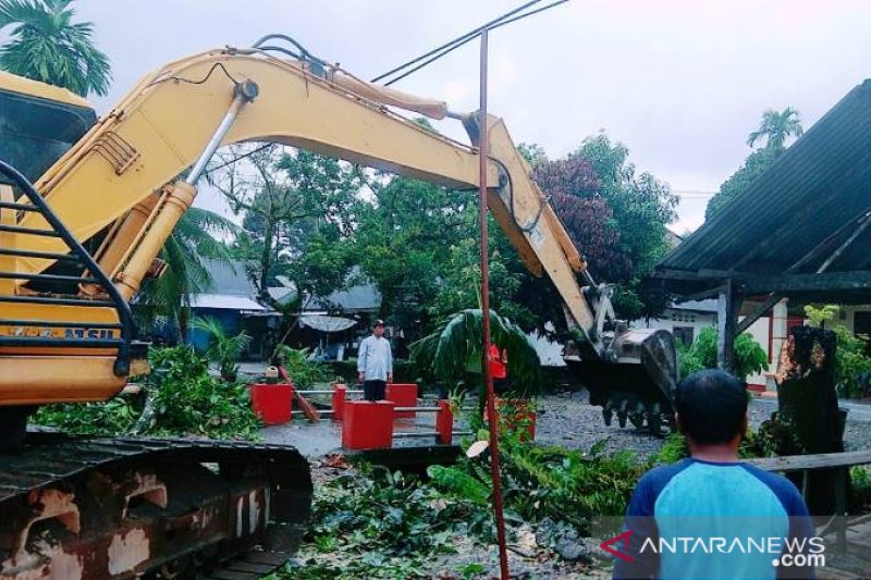 Selain banjir, pohon tumbang menimpa bengkel di Agam