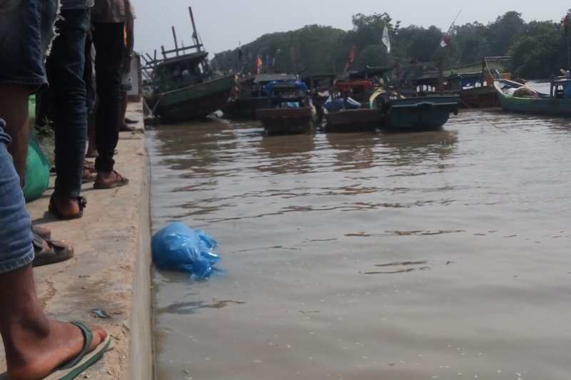 Warga ramai menyaksikan mayat yang ditemukan di laut Labuhan Maringgai Lampung Timur