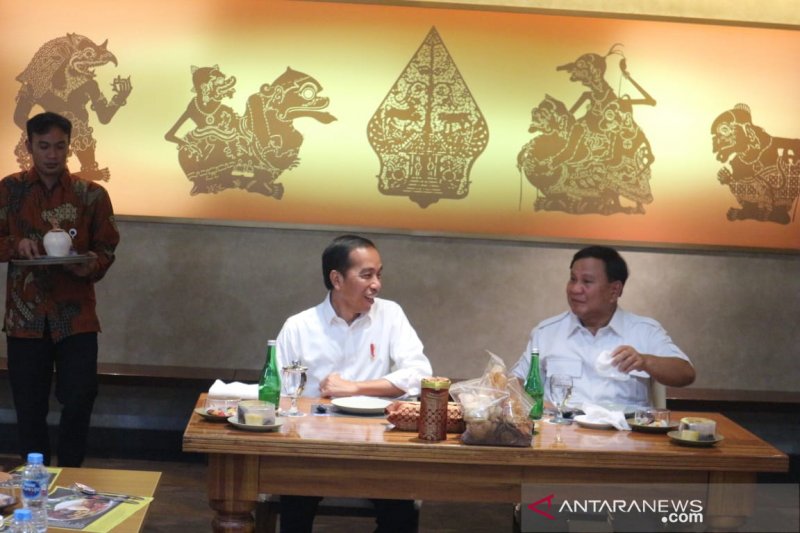 Jokowi dan Prabowo bersama makan siang menu sate di Senayan