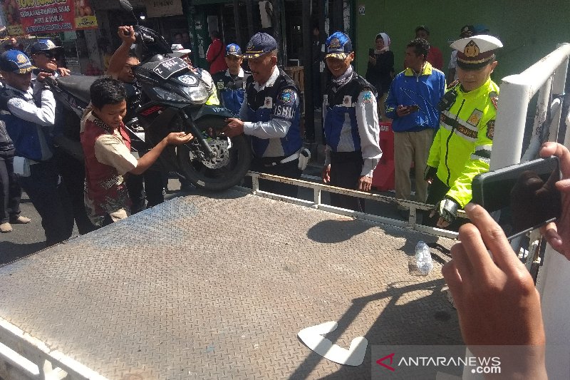 Petugas tertibkan parkir liar kendaraan di perkotaan Garut